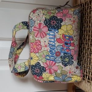 Thirty-One Beauty/Cosmetic/Travel bag.  RARE retired print Free Spirit Floral.